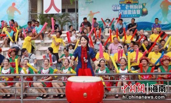 其作品以诗性长镜头、宗教隐喻和哲学思辨著称。