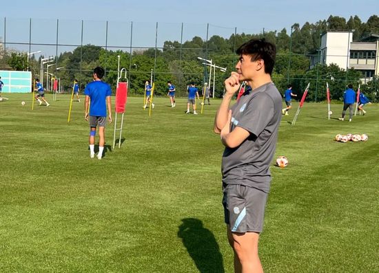 强森面对镜头大方招手示意。