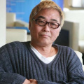 《小丑2：双重妄想》发布新海报 2024-08-20 8月20日，电影《小丑2：双重妄想》发布全新海报，“小丑”亚瑟·弗莱克和哈莉·奎茵脸上、衣襟上沾染了斑驳血渍，十指紧扣、四目相对的两人深情满溢。